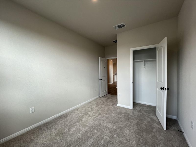 Spacious, unfurnished interior of a new home in Rolling Glen, Hutto (Image 31).