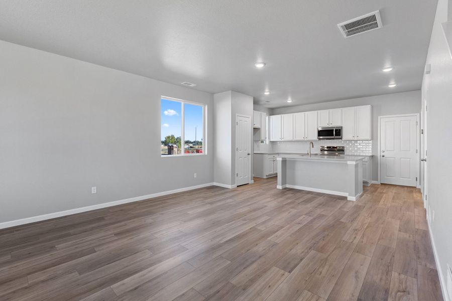 Spacious, unfurnished interior of a new home in Spring Valley, Longmont (Image 14).
