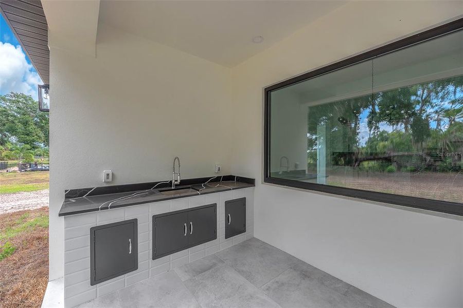 Exterior details and patio area of a home in , Thonotosassa (Image 38).