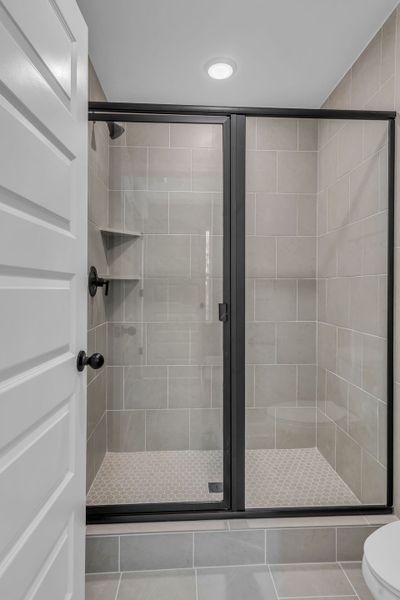 Photo of another unit. Features and selections may vary.