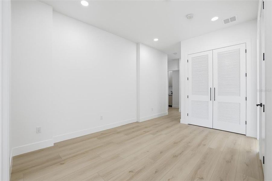 Spacious, unfurnished interior of a new home in , Tampa (Image 22).