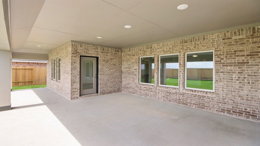 Exterior details and patio area of a home in Riverside Estates, Mont Belvieu (Image 3).