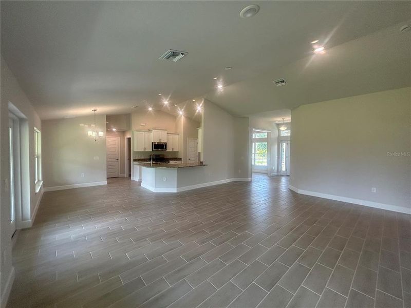 Spacious, unfurnished interior of a new home in Port Charlotte, Punta Gorda (Image 10).