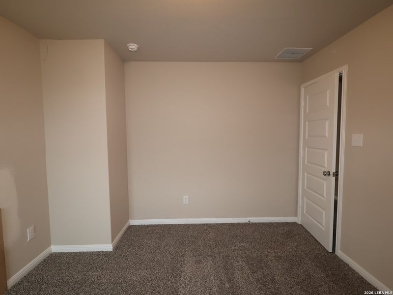 Spacious, unfurnished interior of a new home in Mesquite Ridge, San Antonio (Image 22).