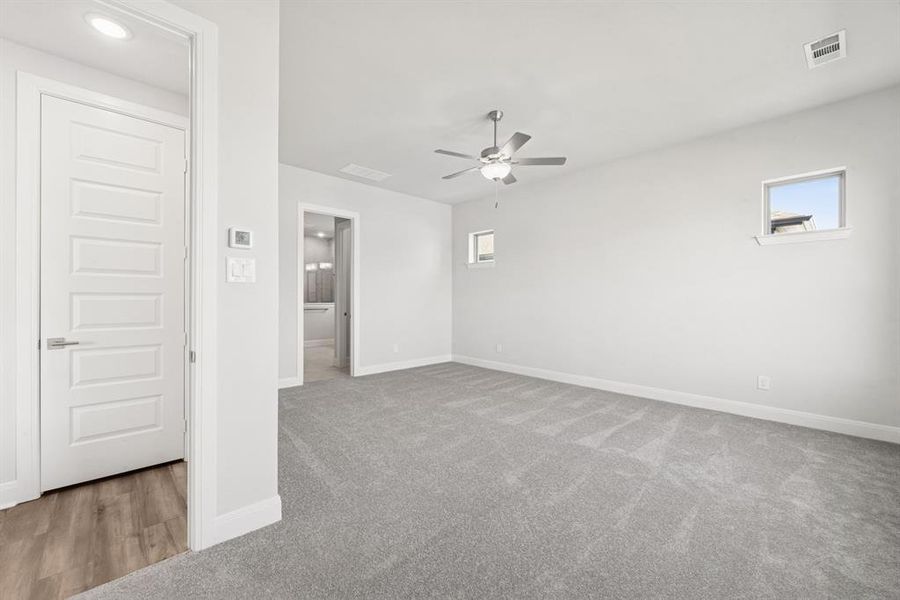 Spacious, unfurnished interior of a new home in Myrtle Creek, Waxahachie (Image 15).