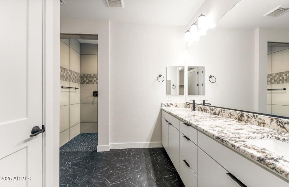 Owner's Bathroom Owner's Bathroom