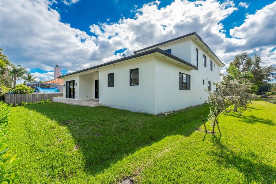 Exterior details and patio area of a home in , Plantation (Image 34).