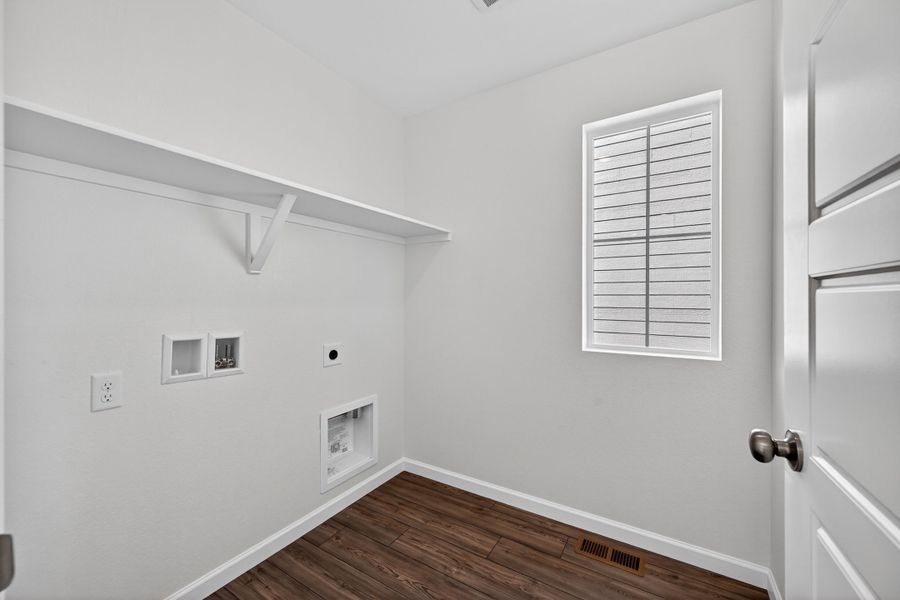 Spacious, unfurnished interior of a new home in The Aurora Highlands, Aurora (Image 15).