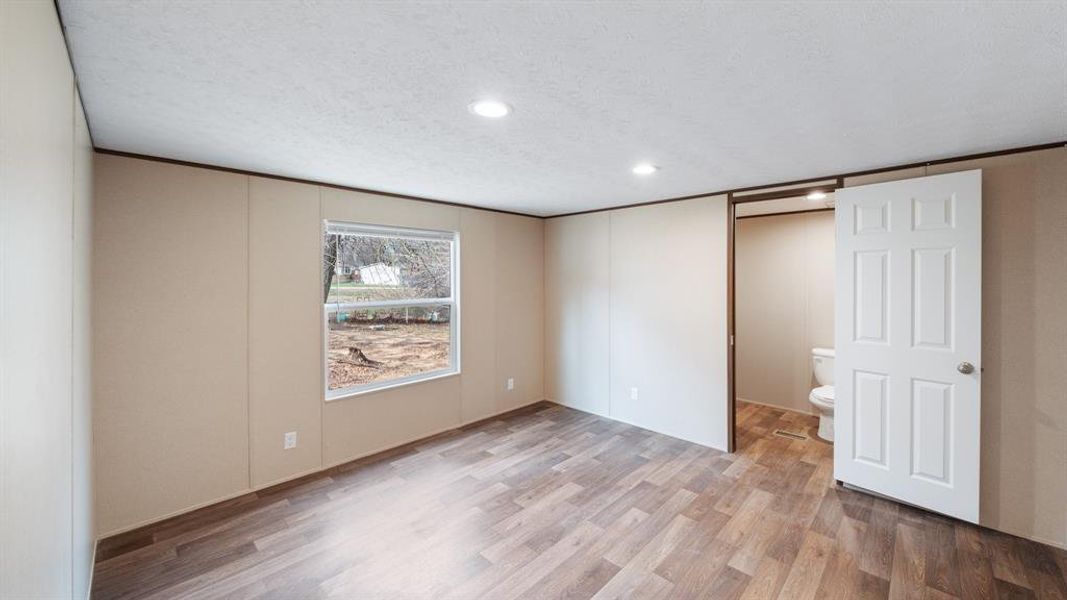 Spacious, unfurnished interior of a new home in , Tool (Image 18).