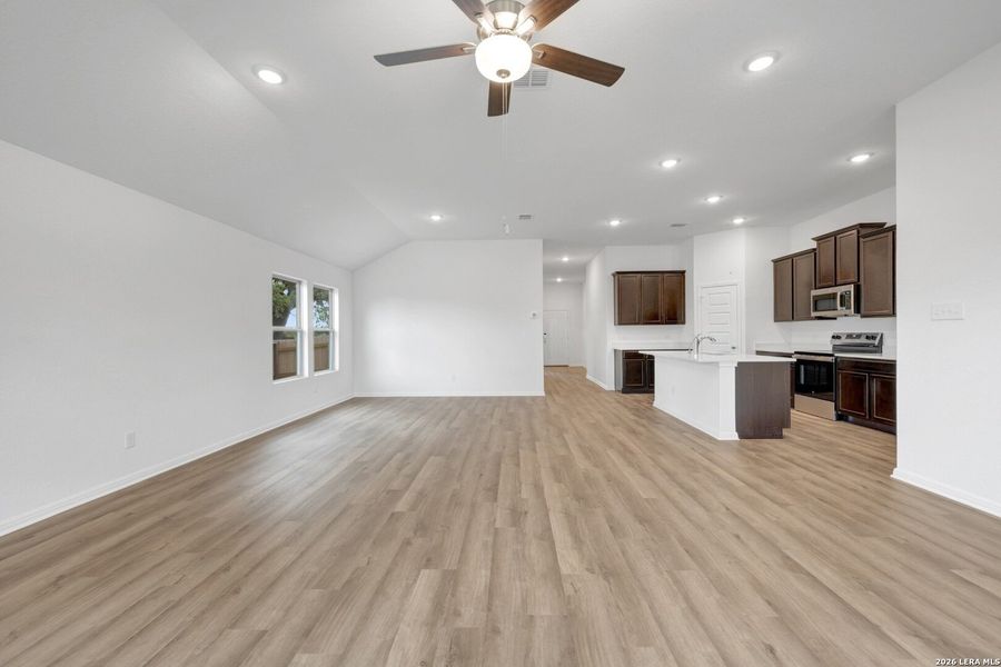 Spacious, unfurnished interior of a new home in Cinco Lakes, San Antonio (Image 23).