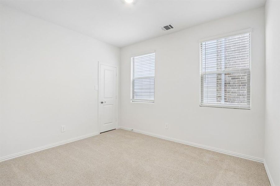 Spacious, unfurnished interior of a new home in Oak Ridge Park, Corinth (Image 21).
