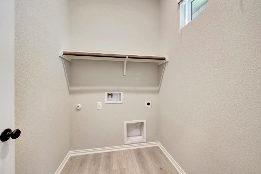 Spacious, unfurnished interior of a new home in Heritage, Dripping Springs (Image 31).