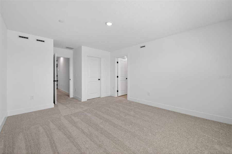 Spacious, unfurnished interior of a new home in , Winter Garden (Image 24).