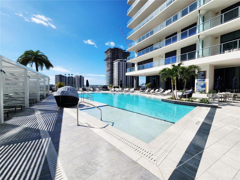 Condo located in St. Petersburg, FL showcasing its design and architecture (Image 28).