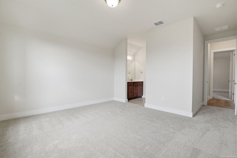 Spacious, unfurnished interior of a new home in Legacy at Lake Dunlap, New Braunfels (Image 21).
