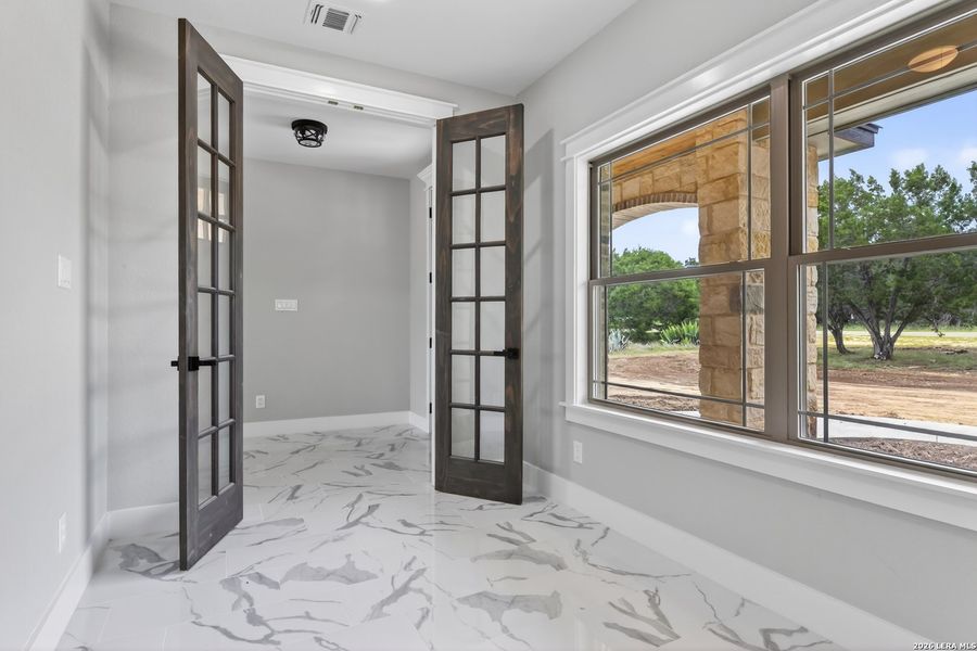 Spacious, unfurnished interior of a new home in , Bandera (Image 13).