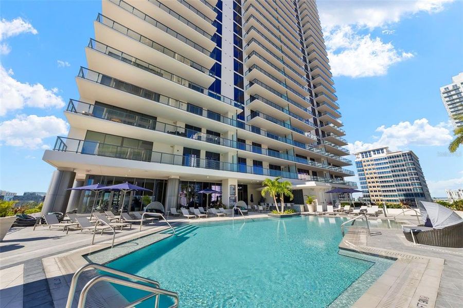 Condo located in St. Petersburg, FL showcasing its design and architecture (Image 24).
