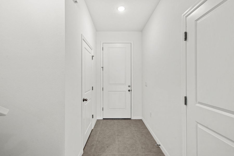 Spacious, unfurnished interior of a new home in Shenandoah Reserve, Orlando (Image 17).