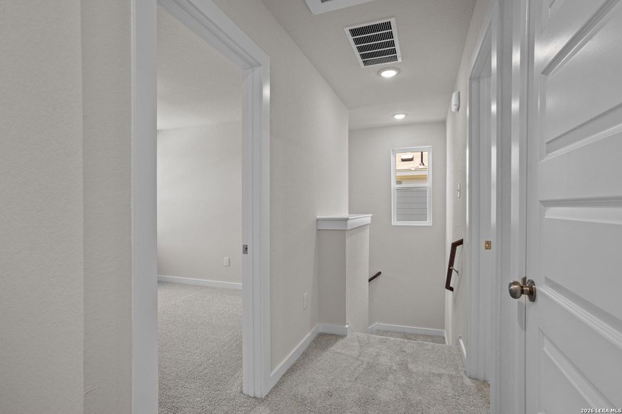 Spacious, unfurnished interior of a new home in Mesa Vista, San Antonio (Image 26).