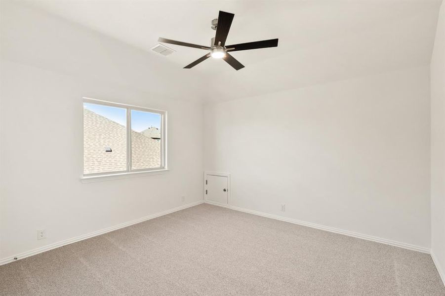 Spacious, unfurnished interior of a new home in Country Lakes, Denton (Image 33).