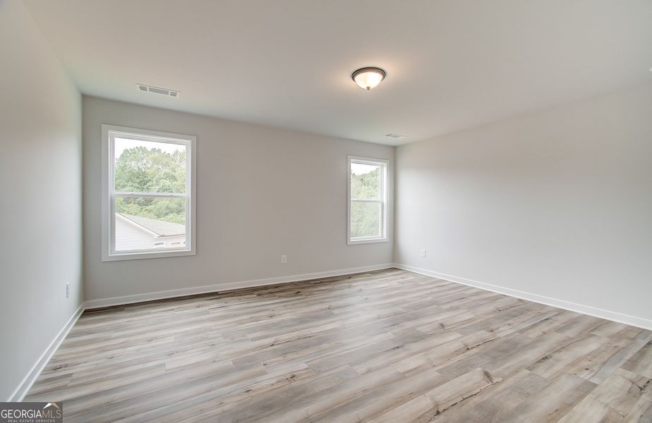 Spacious, unfurnished interior of a new home in Ponderosa Farms Reserve, Gainesville (Image 41).