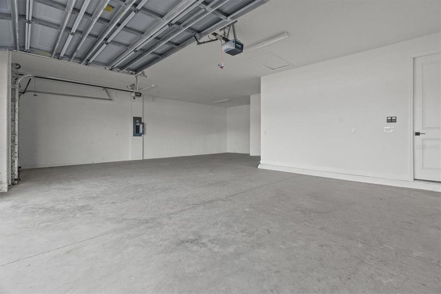 Spacious, unfurnished interior of a new home in , Orlando (Image 43).