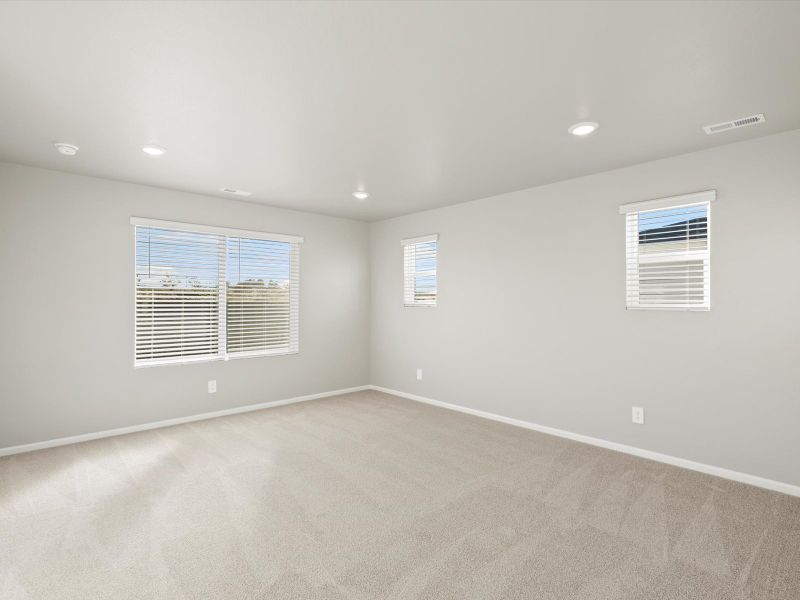 Spacious, unfurnished interior of a new home in Lorson Ranch : The Springs Collection, Colorado Springs (Image 12).
