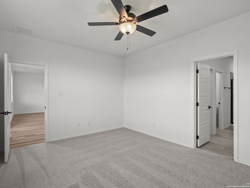 Spacious, unfurnished interior of a new home in Comanche Ridge, San Antonio (Image 33).