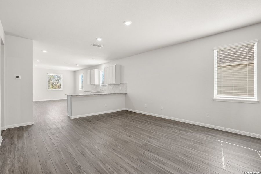 Spacious, unfurnished interior of a new home in Cinco Lakes, San Antonio (Image 23).