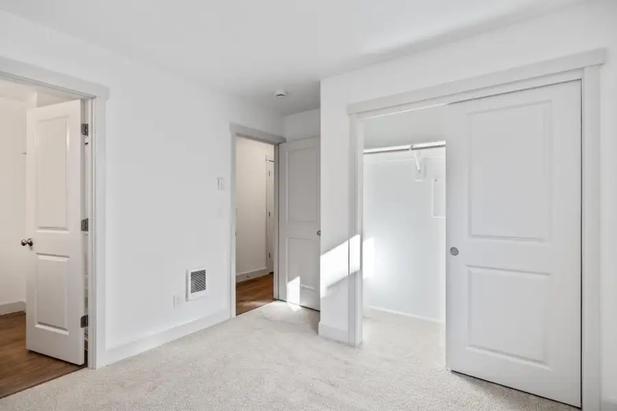 Spacious, unfurnished interior of a new home in Feather Ridge, Redmond (Image 22).