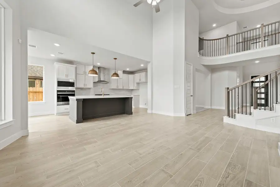 Spacious, unfurnished interior of a new home in Grand Central Park – 50', Conroe (Image 10).