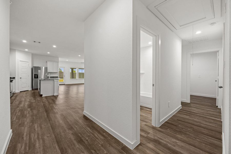 Spacious, unfurnished interior of a new home in , Rosharon (Image 36).