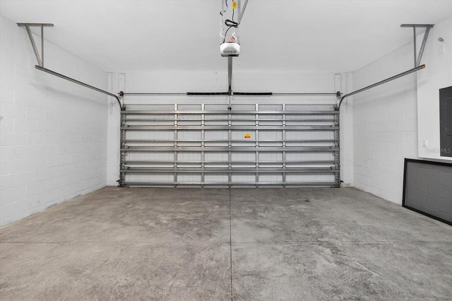 Spacious, unfurnished interior of a new home in , Tarpon Springs (Image 59).