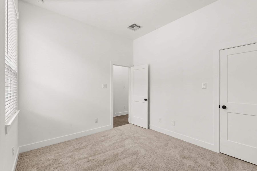 Spacious, unfurnished interior of a new home in Beacon Point, Texas City (Image 11).