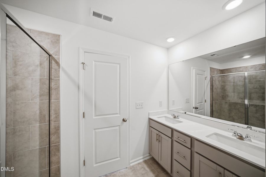 SUN_ElmGrove_Pic_Wyatt_OwnersBath_1of2