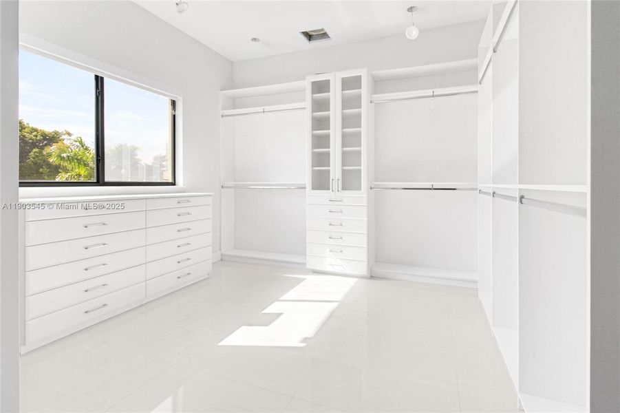 Spacious, unfurnished interior of a new home in , Miami (Image 19).