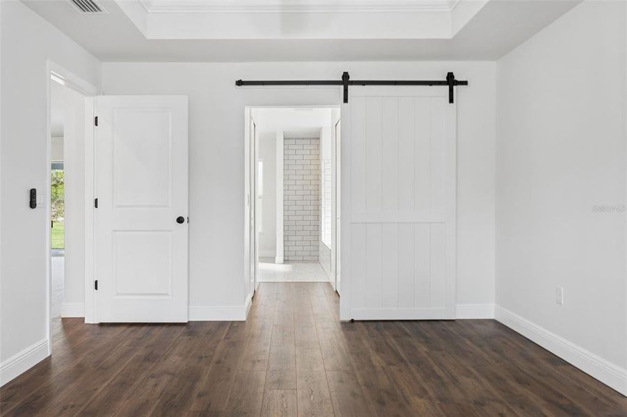 Spacious, unfurnished interior of a new home in , Weeki Wachee (Image 23).