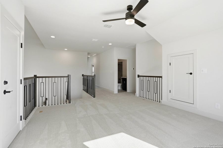 Spacious, unfurnished interior of a new home in Kinder Ranch 70's, San Antonio (Image 43).