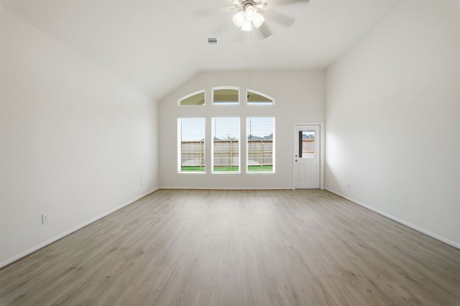Spacious, unfurnished interior of a new home in Mulberry Farms, Santa Fe (Image 21).