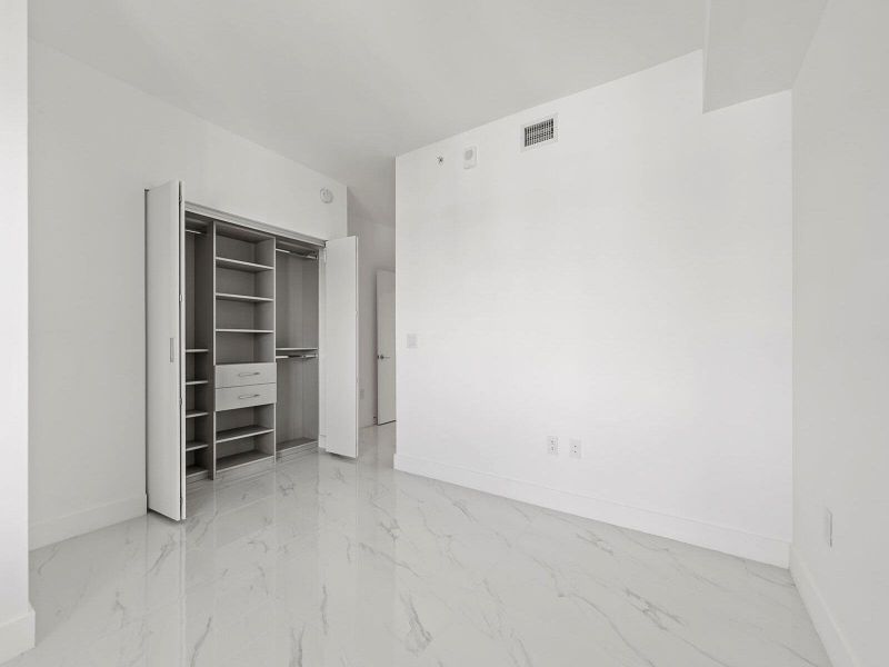 Spacious, unfurnished interior of a new home in Aria Reserve, Miami (Image 17). Spacious, unfurnished interior of a new home in Aria Reserve, Miami (Image 17).