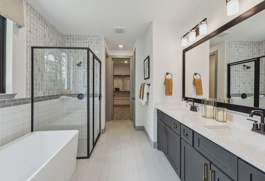 Plan 3059 primary bath - staged - 13 of 20