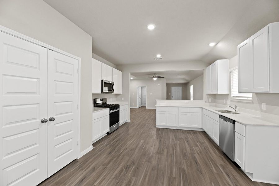 Furnished interior view inside a new home in Ridgeland Hills, Willis (Image 7).