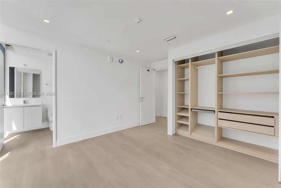 Spacious, unfurnished interior of a new home in Aria Reserve, Miami (Image 29).