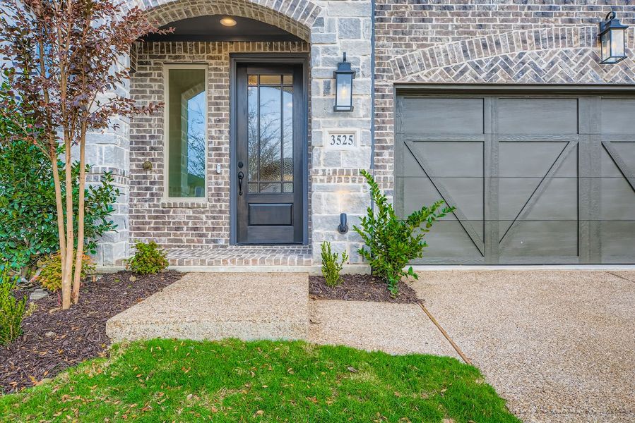3525 Kings Court - Front Entryway