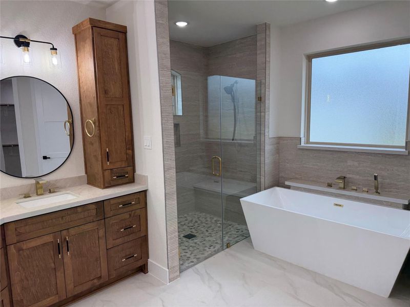 Other pictures of a Master Shower and Tub built by Texas best home builders