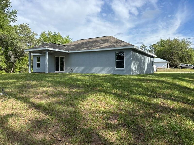 Exterior details and patio area of a home in , Dunnellon (Image 3).