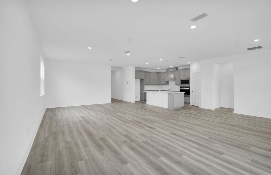 Spacious, unfurnished interior of a new home in Hyland Trail, Green Cove Springs (Image 11).