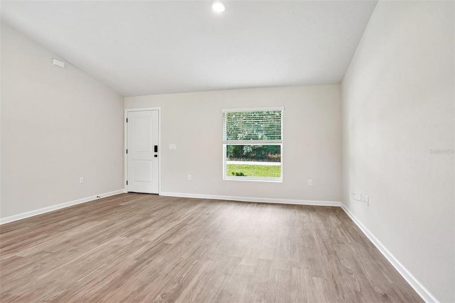 Spacious, unfurnished interior of a new home in , Ocala (Image 27).