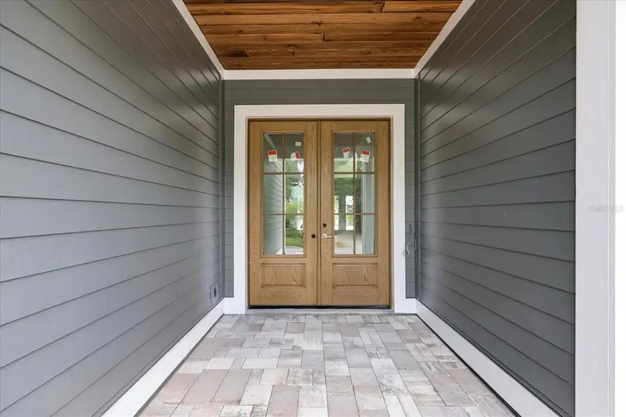 Exterior details and patio area of a home in , Tampa (Image 4).