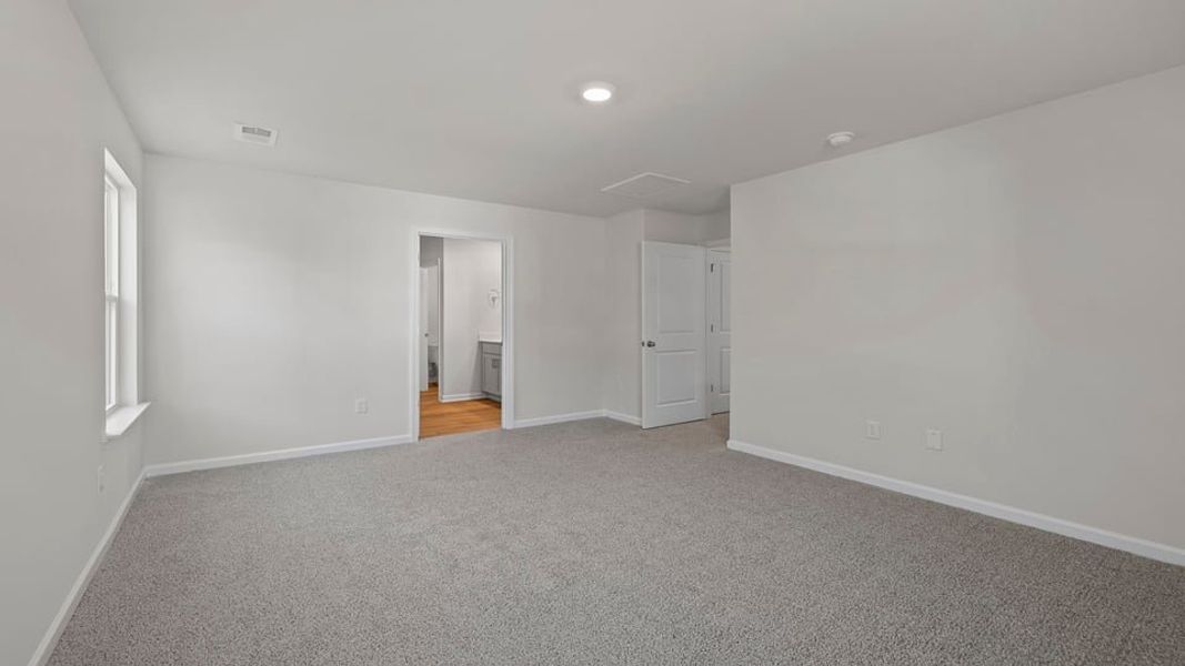 Spacious, unfurnished interior of a new home in Cloverdale Hills, Piedmont (Image 29).